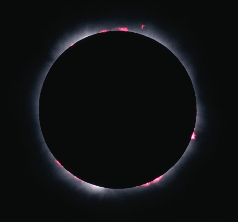 solar-eclipse-1999-prominences
